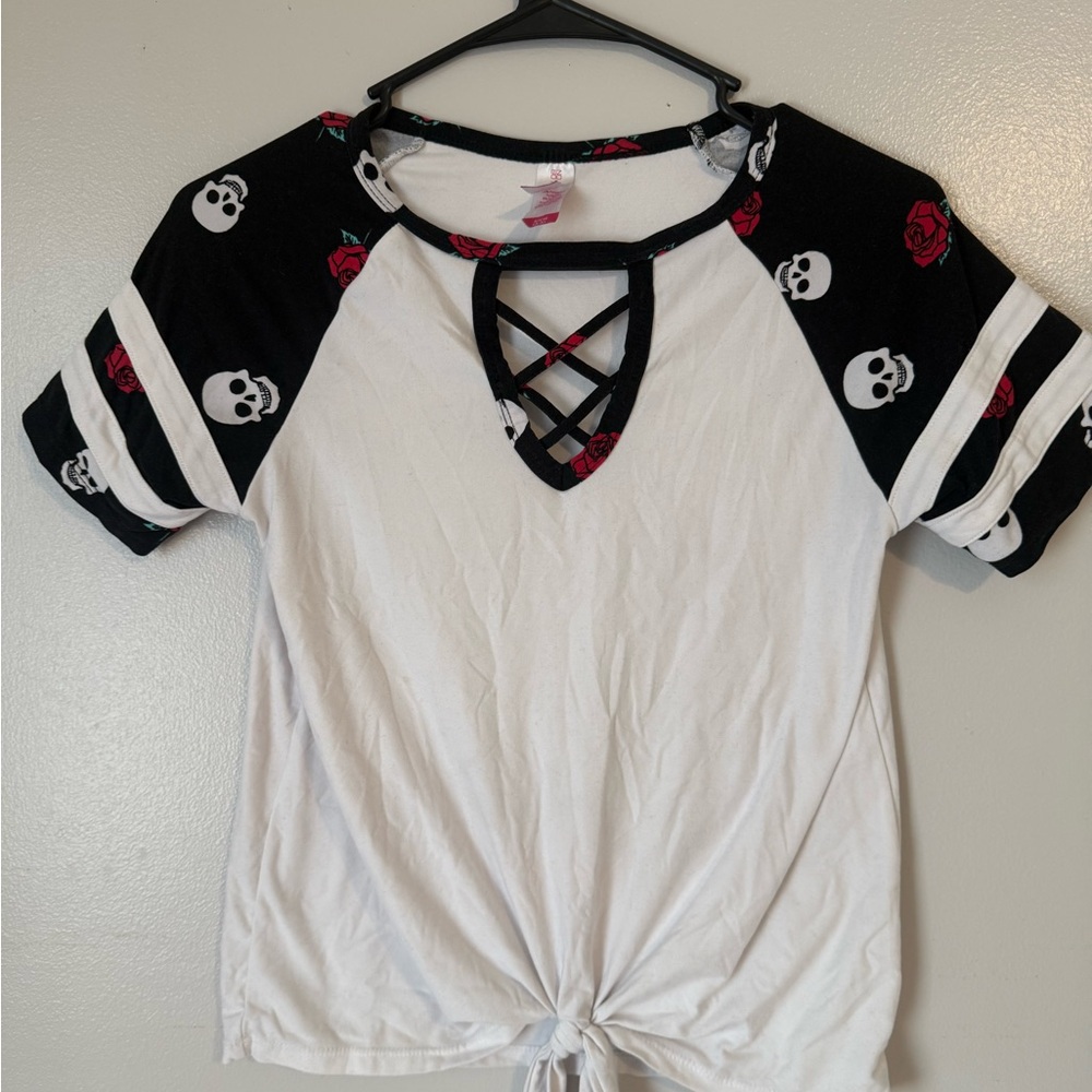 No Boundaries Black and White Tee with Skull and Rose Design